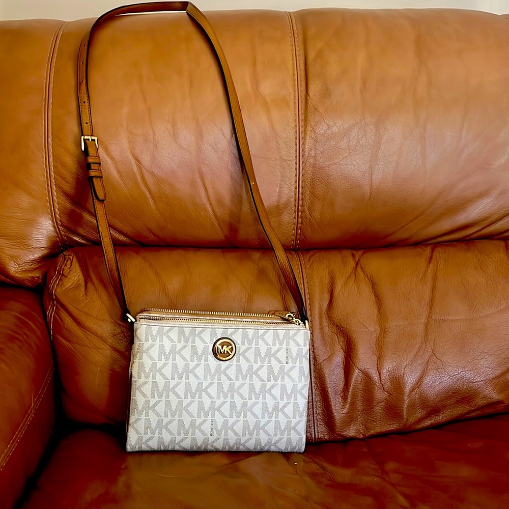 Michael Kors medium crossbody jet set purse
